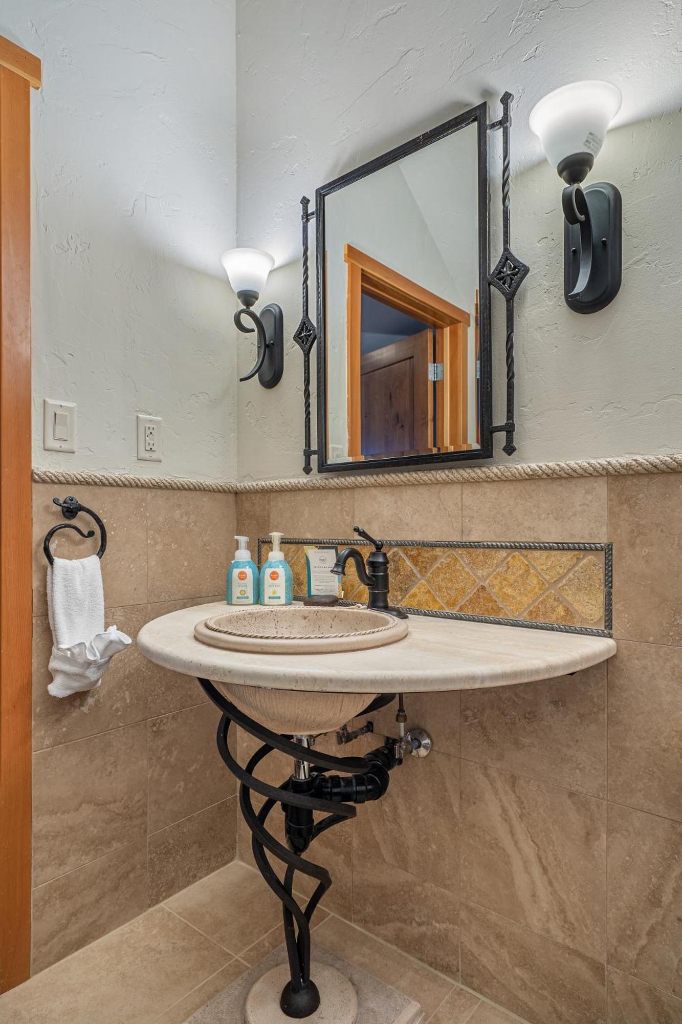 Parkland301 Sunlit 2,000 Ft² Penthouse With Mtn View Apartment Канмор Екстериор снимка