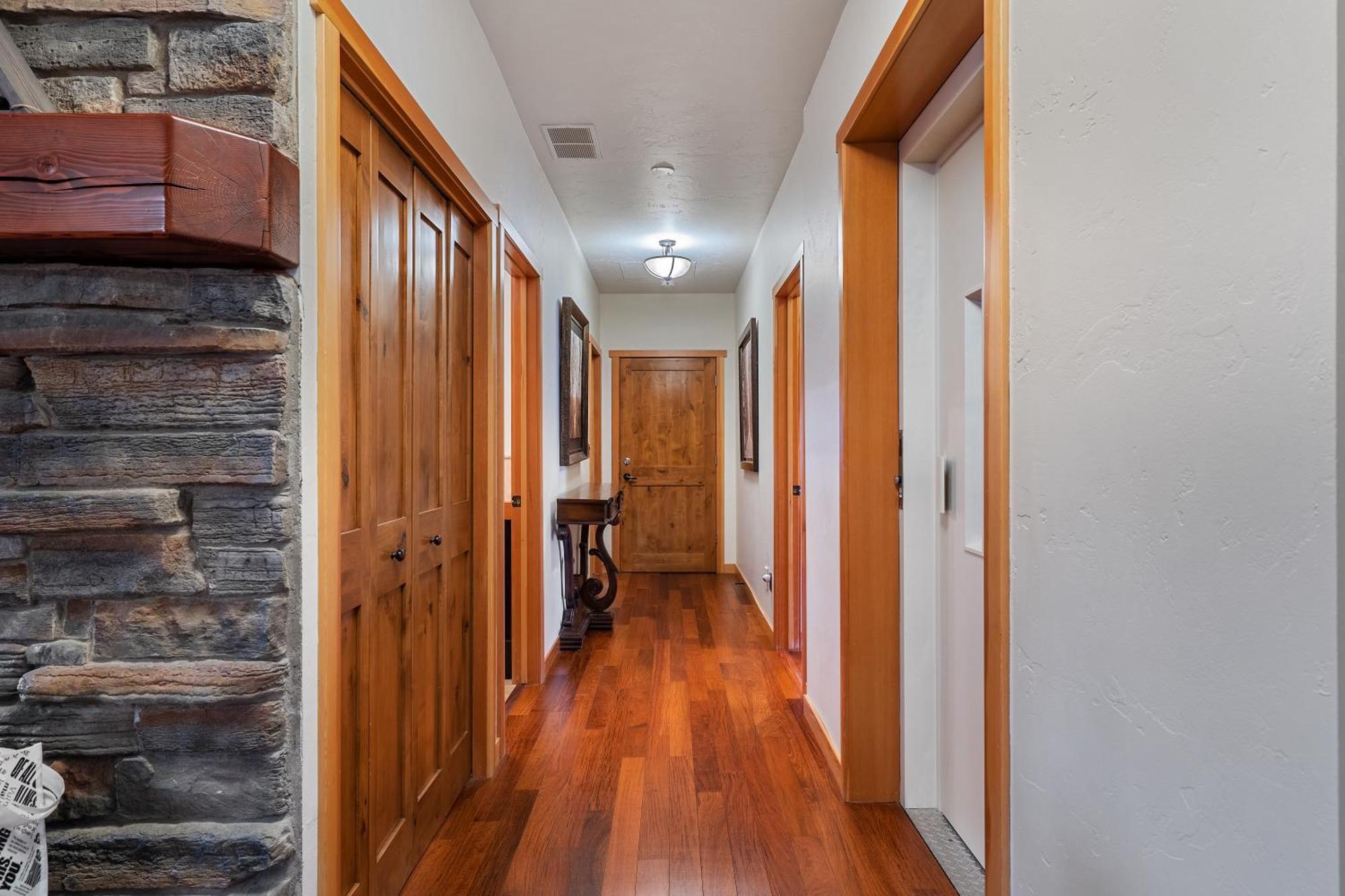 Parkland301 Sunlit 2,000 Ft² Penthouse With Mtn View Apartment Канмор Екстериор снимка