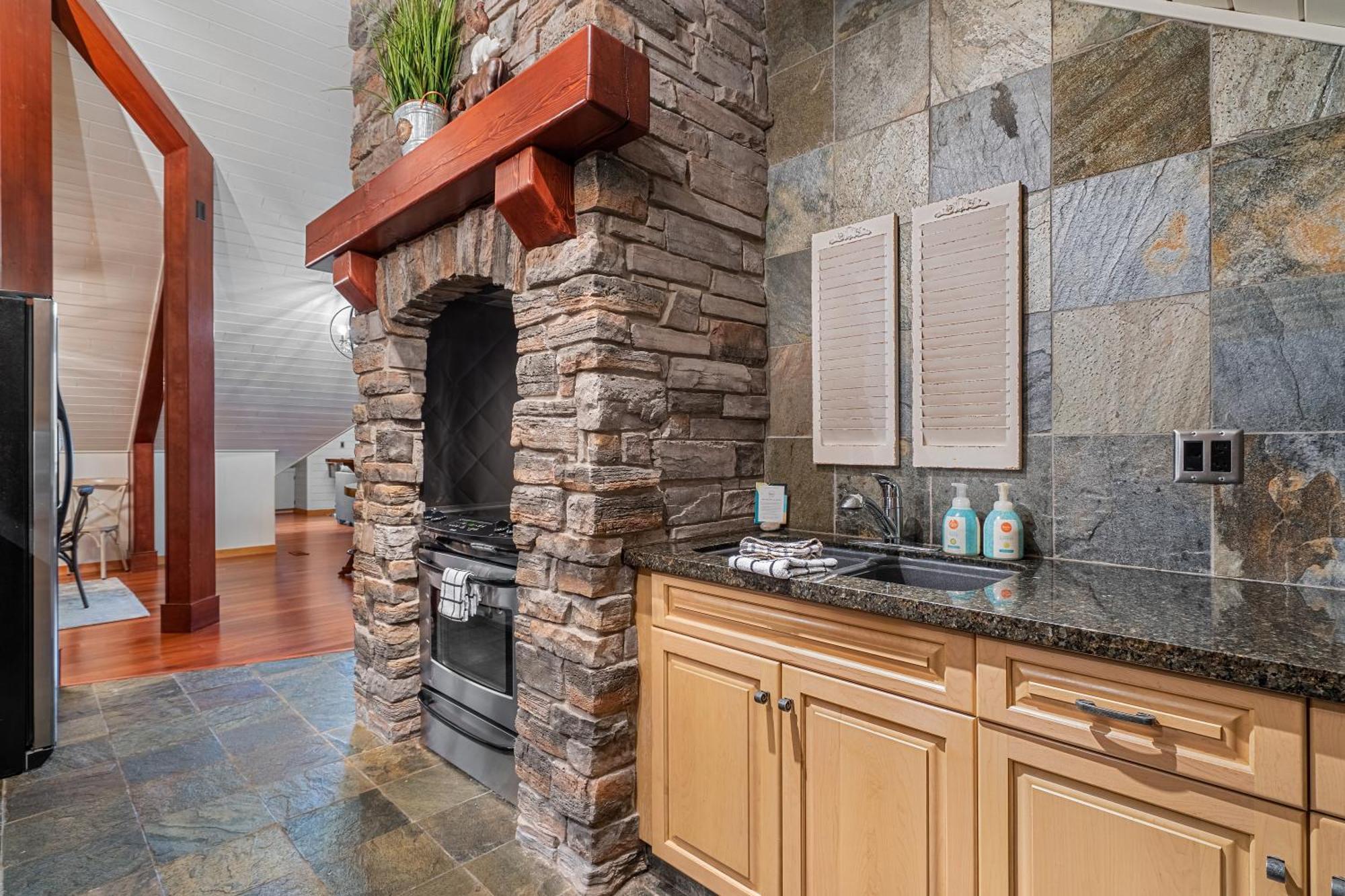 Parkland301 Sunlit 2,000 Ft² Penthouse With Mtn View Apartment Канмор Екстериор снимка