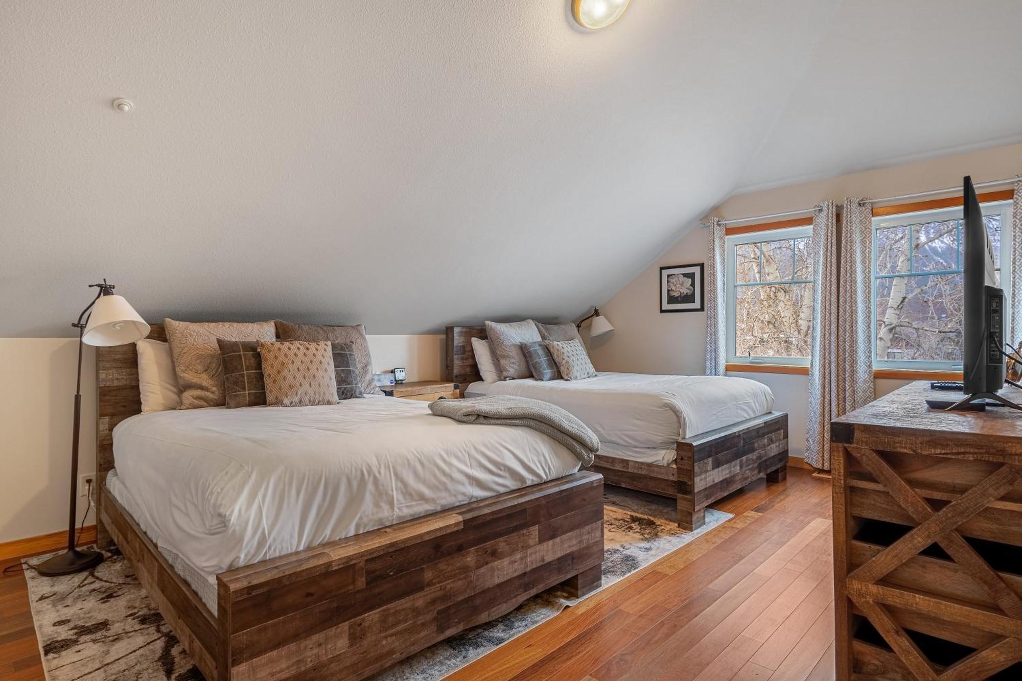 Parkland301 Sunlit 2,000 Ft² Penthouse With Mtn View Apartment Канмор Екстериор снимка