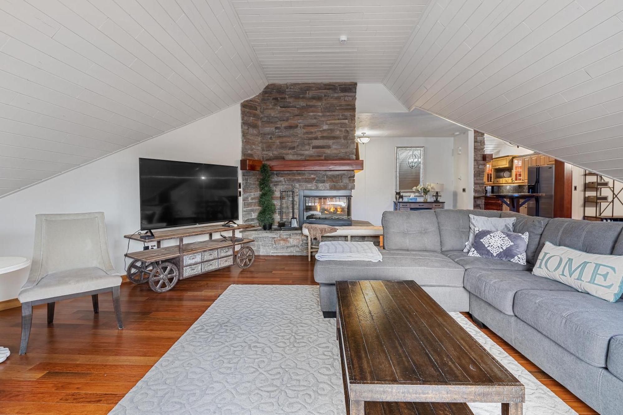 Parkland301 Sunlit 2,000 Ft² Penthouse With Mtn View Apartment Канмор Екстериор снимка
