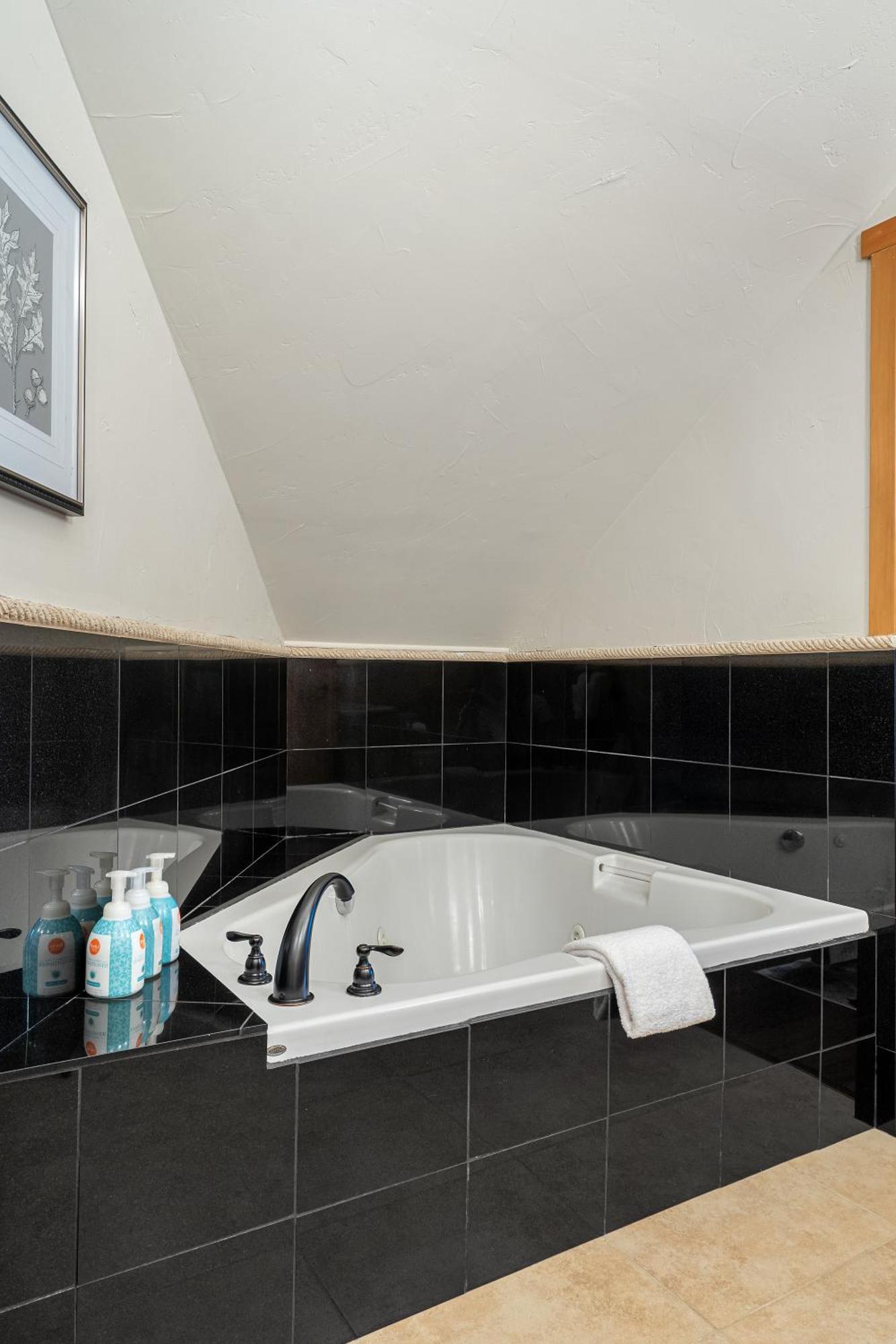 Parkland301 Sunlit 2,000 Ft² Penthouse With Mtn View Apartment Канмор Екстериор снимка