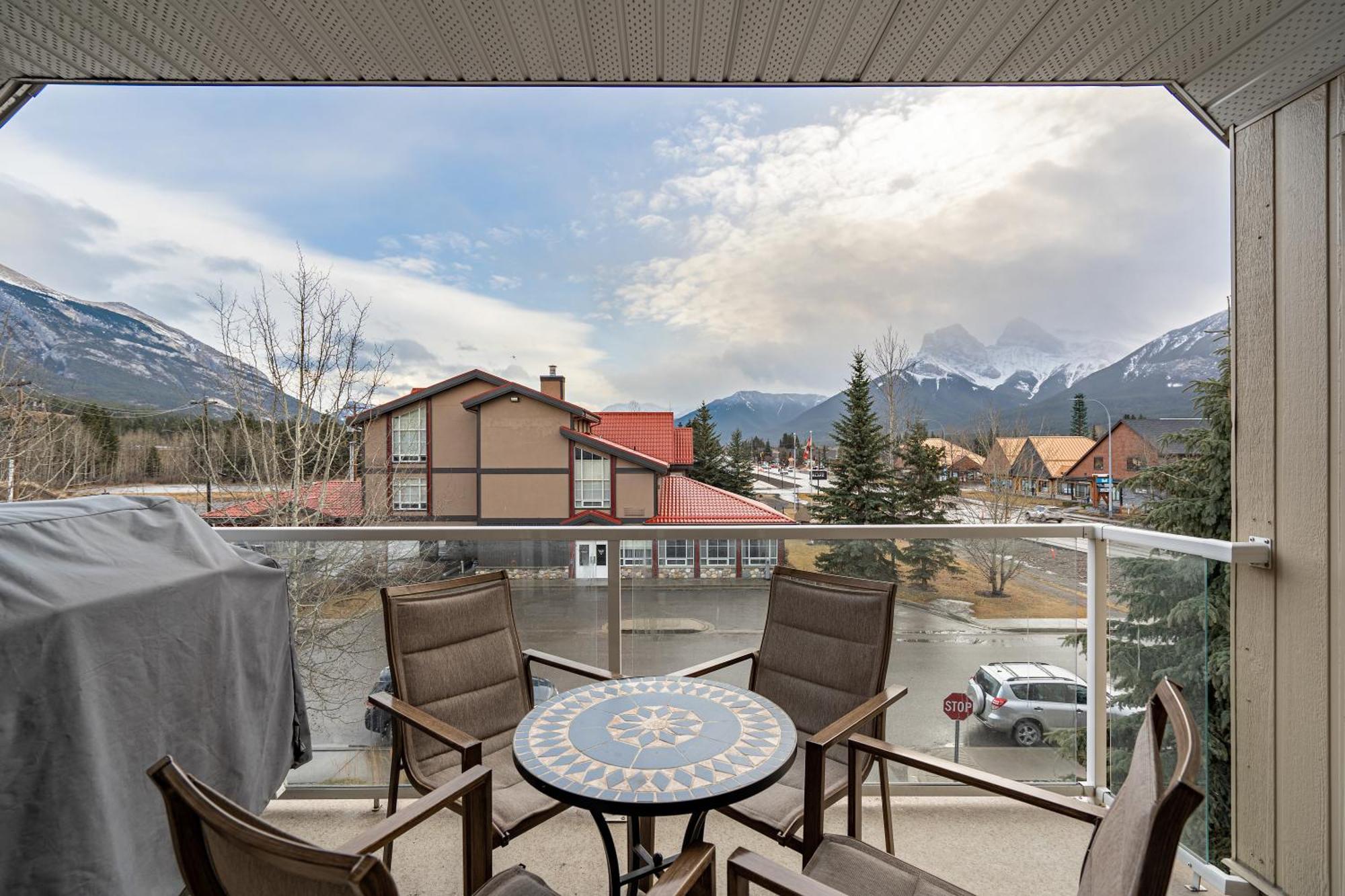 Parkland301 Sunlit 2,000 Ft² Penthouse With Mtn View Apartment Канмор Екстериор снимка
