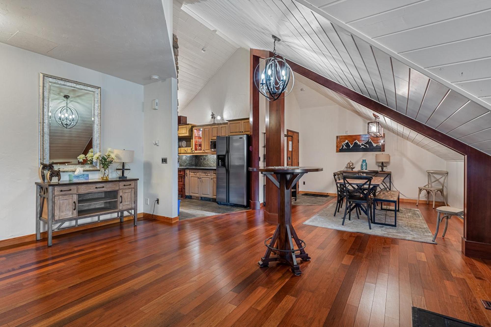 Parkland301 Sunlit 2,000 Ft² Penthouse With Mtn View Apartment Канмор Екстериор снимка