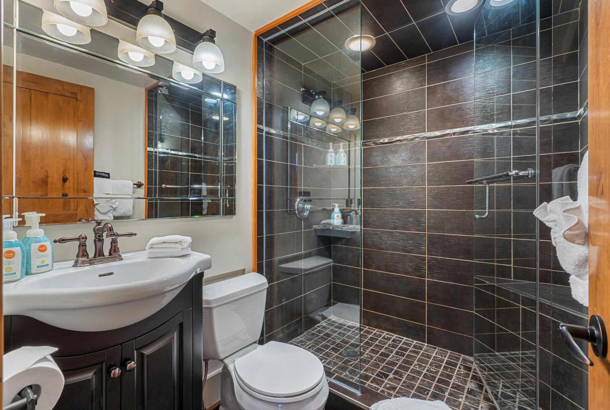 Parkland301 Sunlit 2,000 Ft² Penthouse With Mtn View Apartment Канмор Екстериор снимка