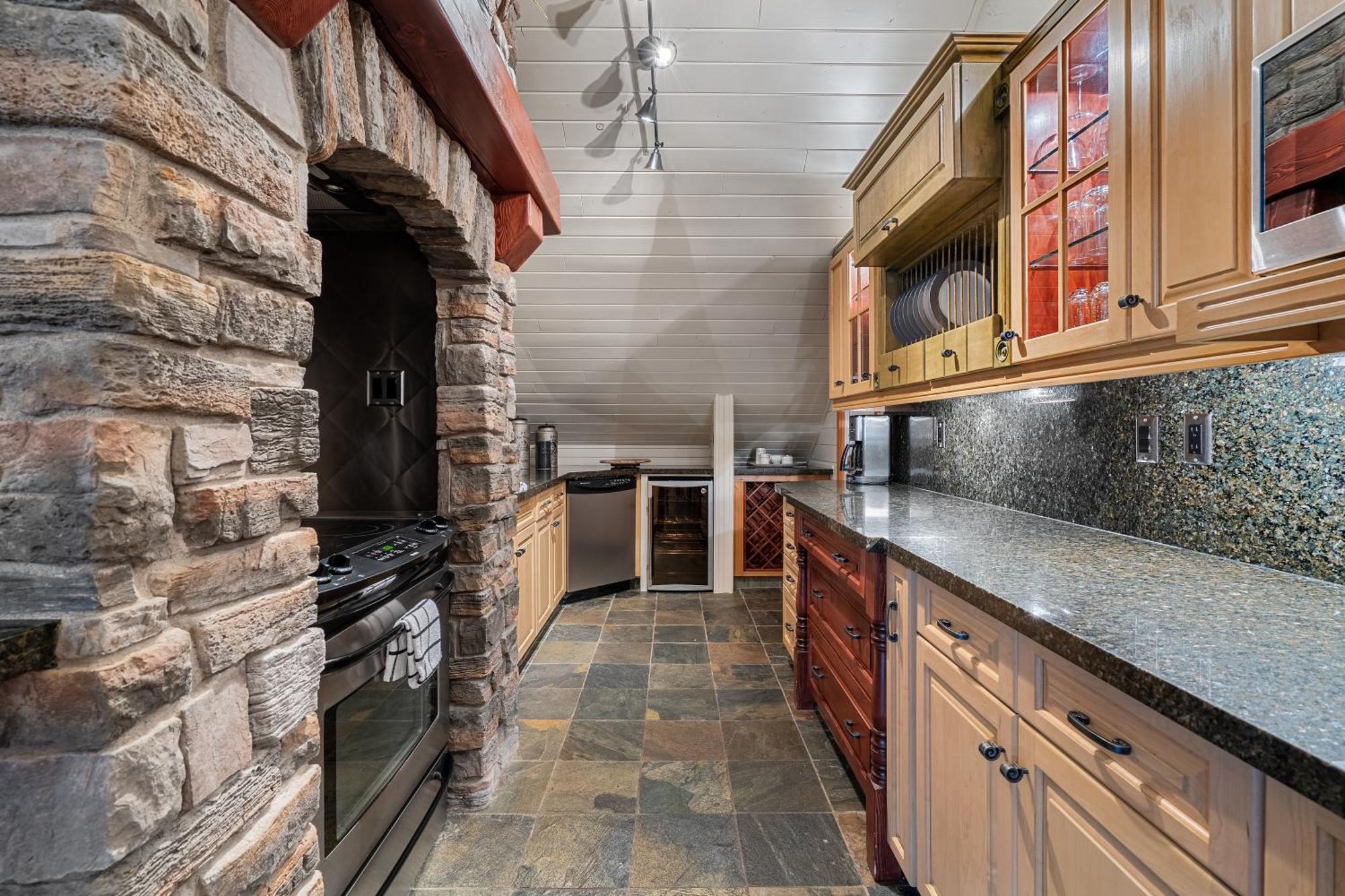Parkland301 Sunlit 2,000 Ft² Penthouse With Mtn View Apartment Канмор Екстериор снимка