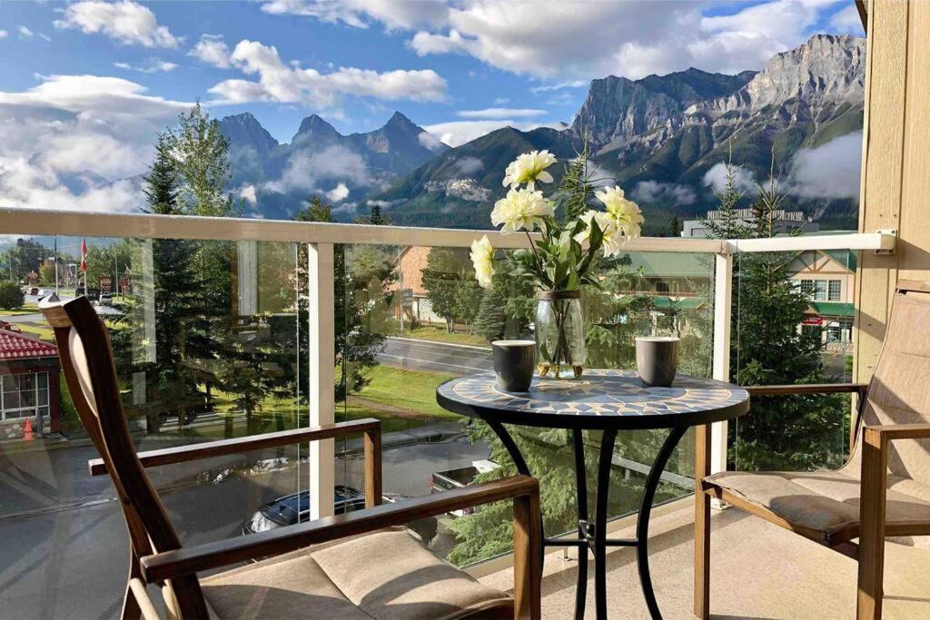 Parkland301 Sunlit 2,000 Ft² Penthouse With Mtn View Apartment Канмор Екстериор снимка
